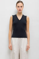 NANDO SLEEVELESS V NECK