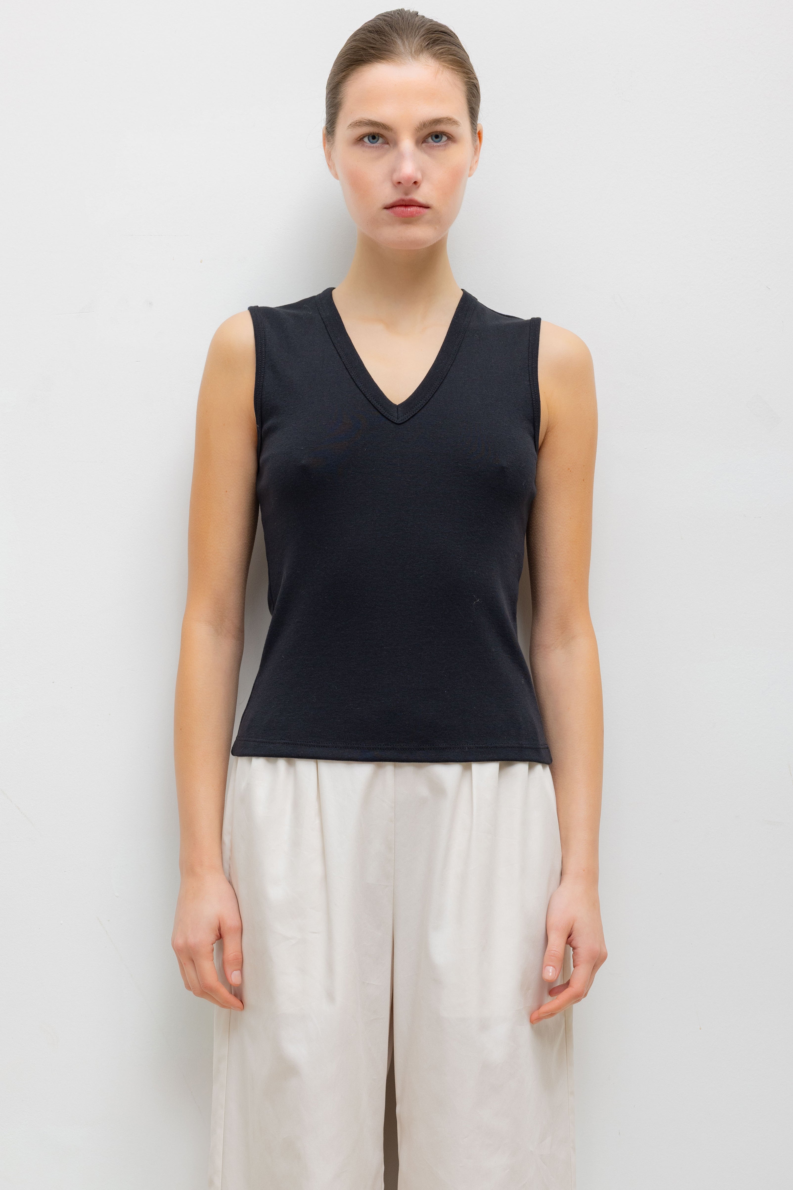 NANDO SLEEVELESS V NECK