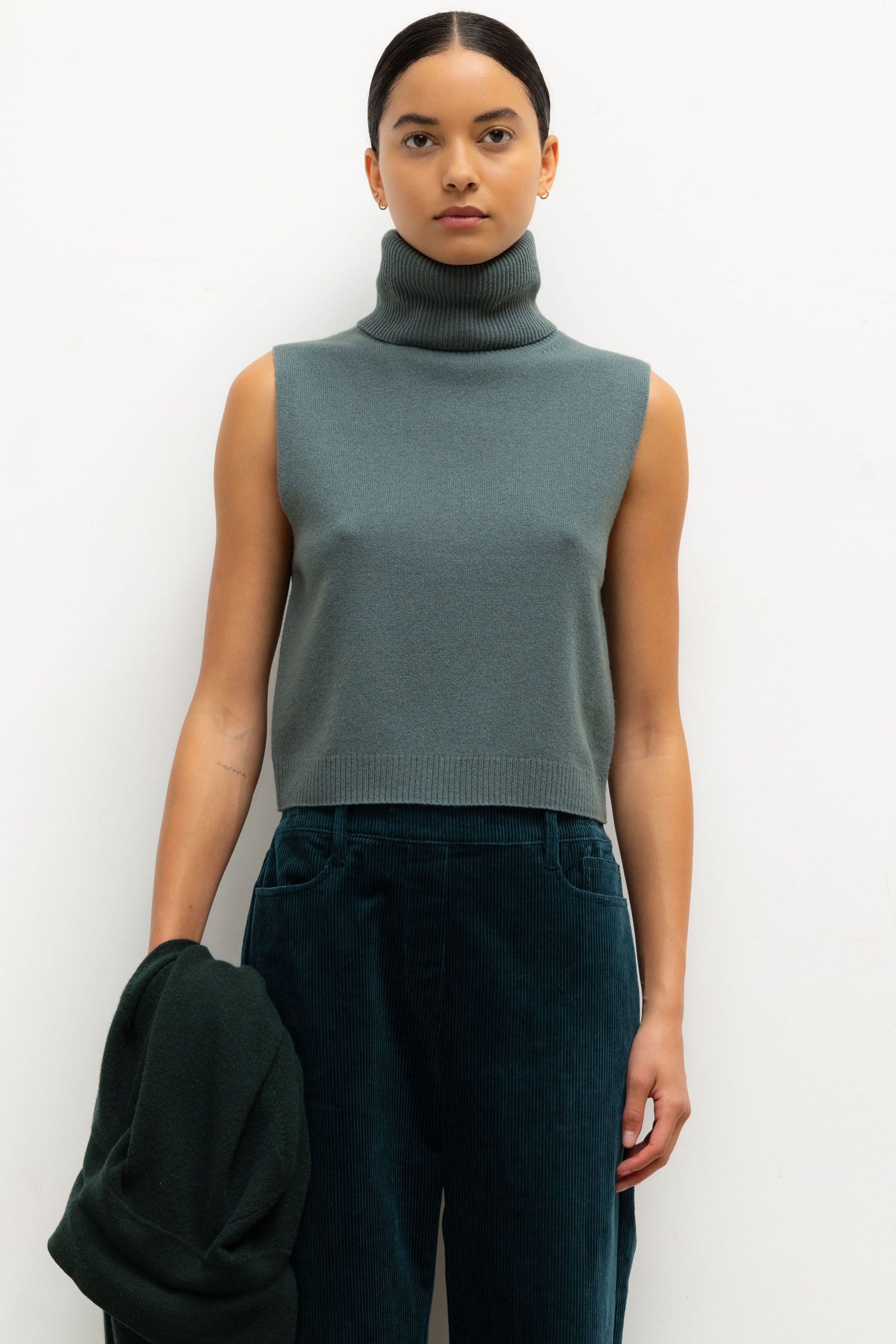 ZOE SLEEVELESS TURTLENECK
