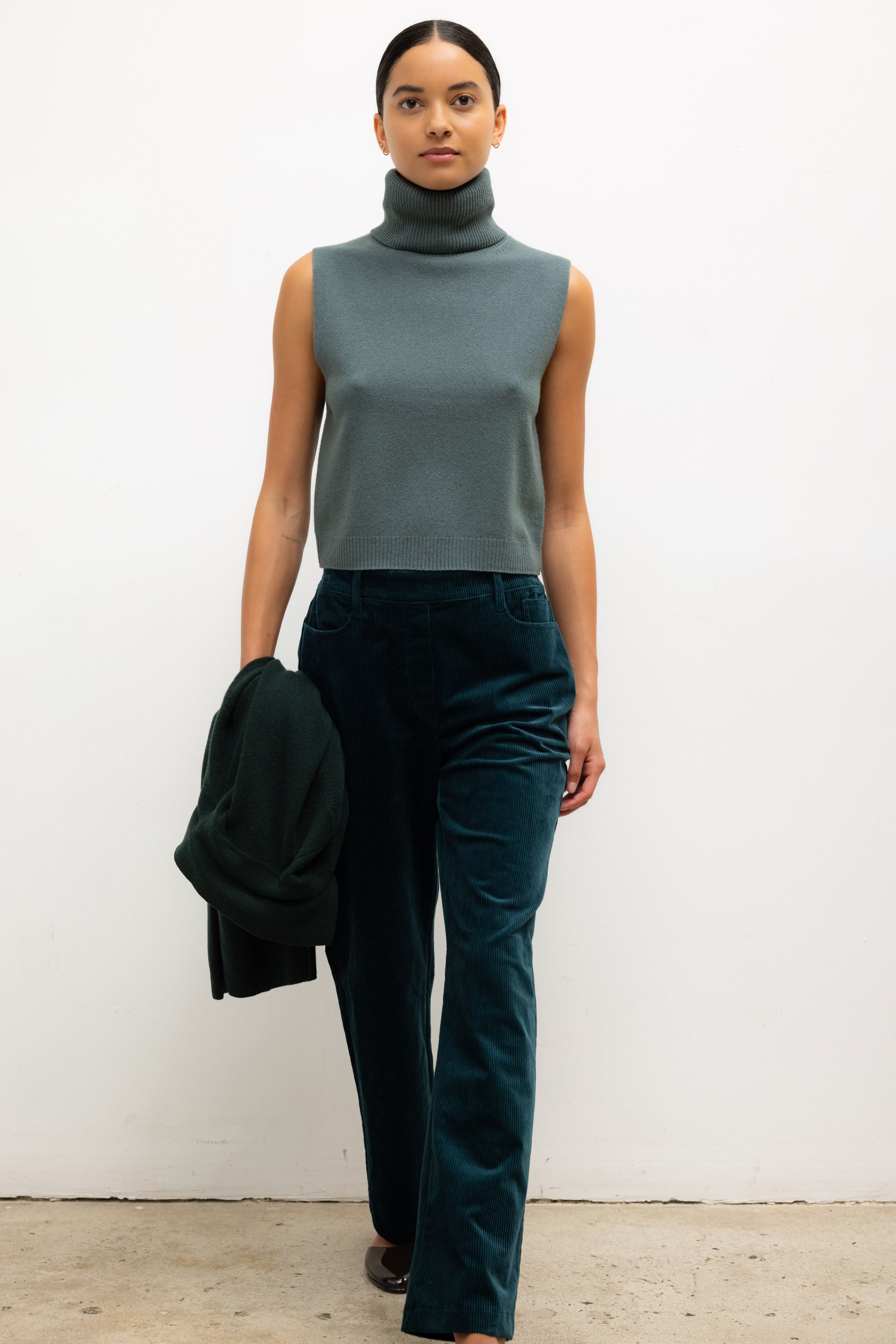 ZOE SLEEVELESS TURTLENECK
