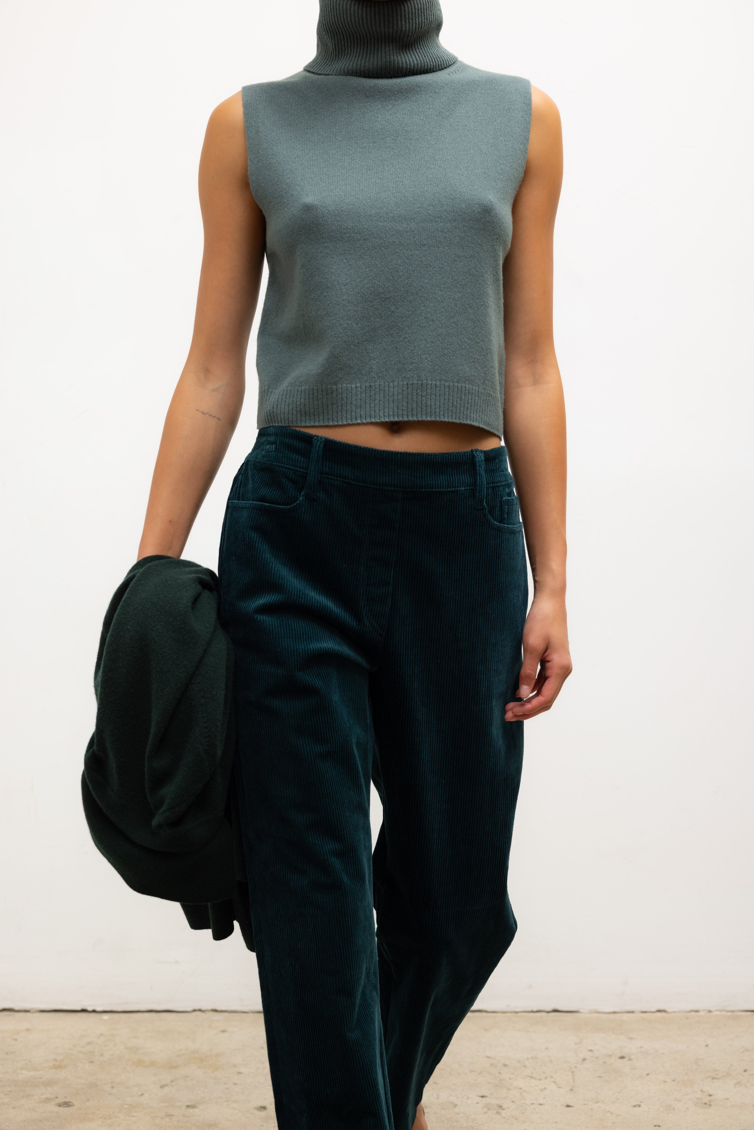 ZOE SLEEVELESS TURTLENECK